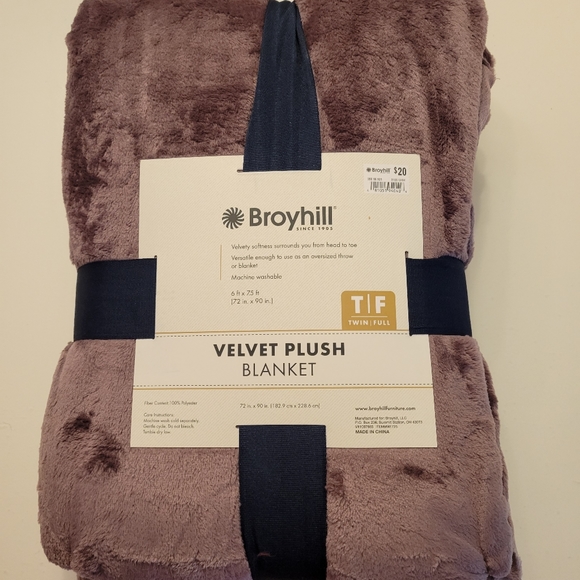 BROYHILL Bedding Velvet Plush Blanket Poshmark